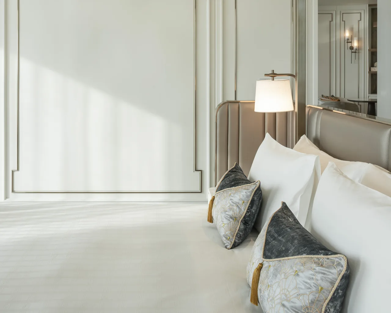 Suite master bedroom – rattan headboard & cove ceiling