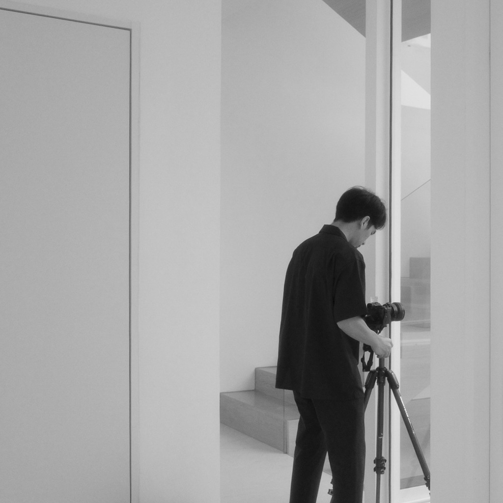 R0003281 Behind-the-scenes shot of Sofography team composing an interior photo
